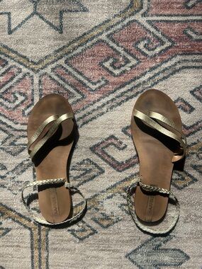 Kaanas Women’s Metallic Gold Braided Strap Sandals sz 9